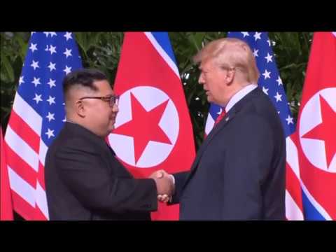 Histórico saludo entre Donald Trump y Kim Jong-un
