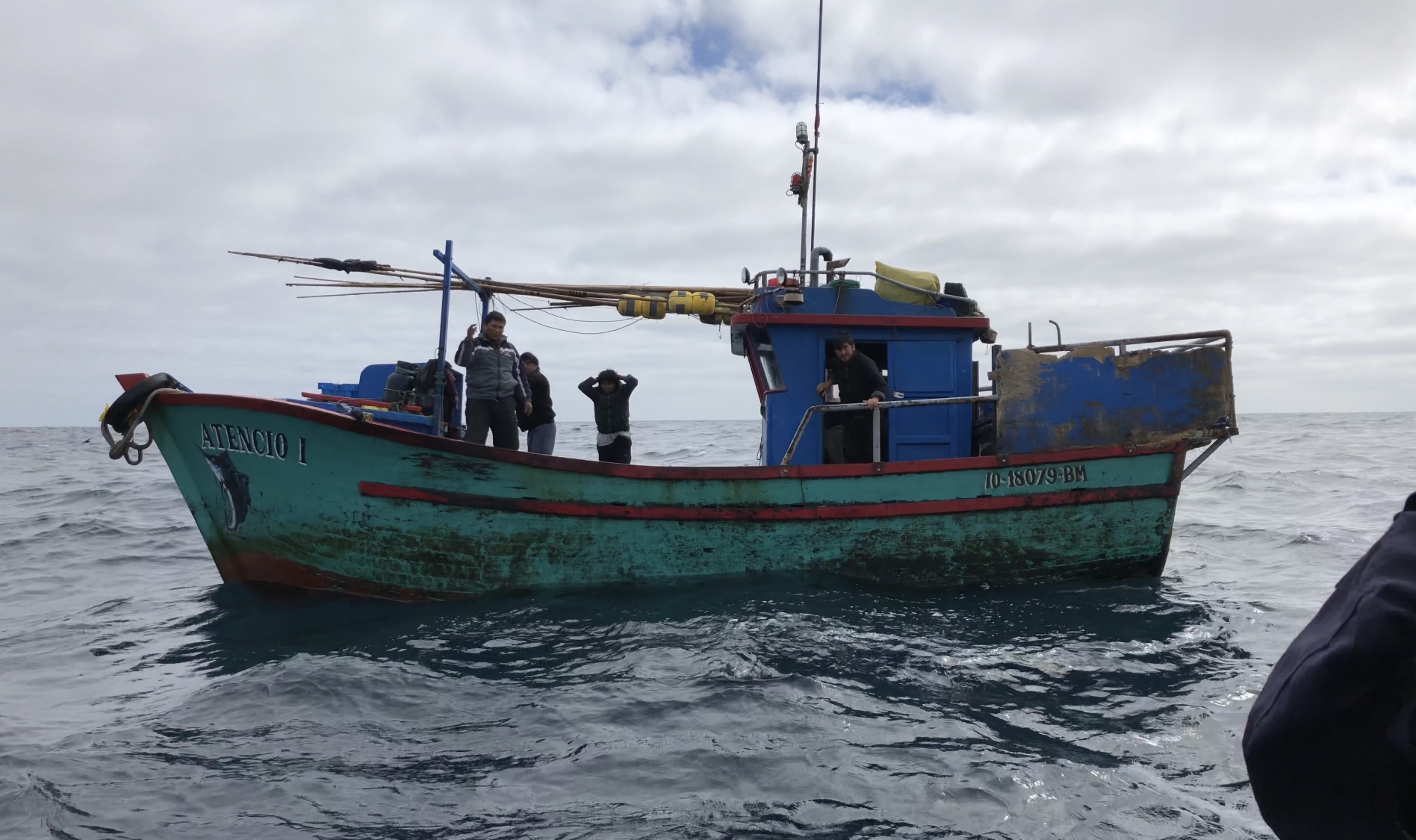 En menos de 24 horas Armada sorprende a dos embarcaciones peruanas pescando en aguas nacionales
