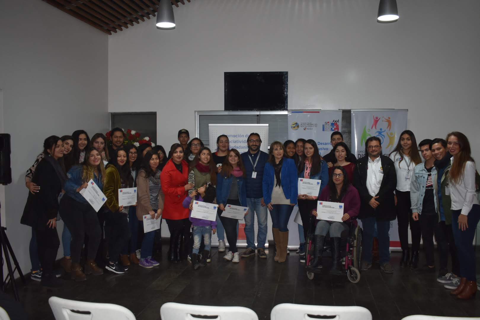 30 jóvenes de Alto Hospicio se certificaron en lengua de señas en taller realizado por INJUV