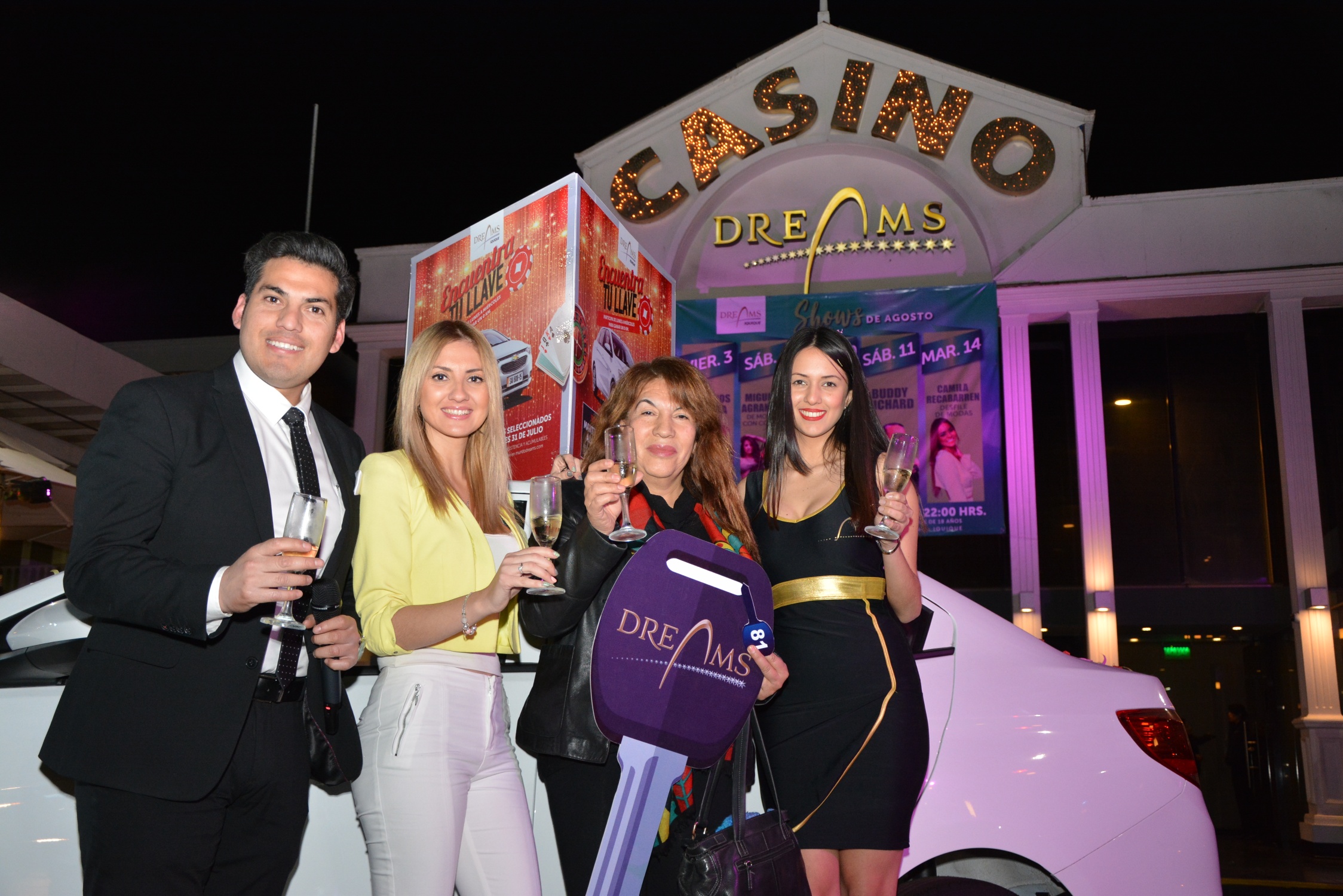 Betty Cataldo feliz ganadora de un automóvil que le regaló Casino Dreams