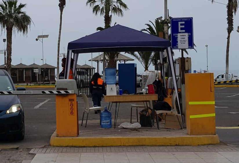 Guardiayudas de estacionamiento en Cavancha expuestos a la bruma y el frío