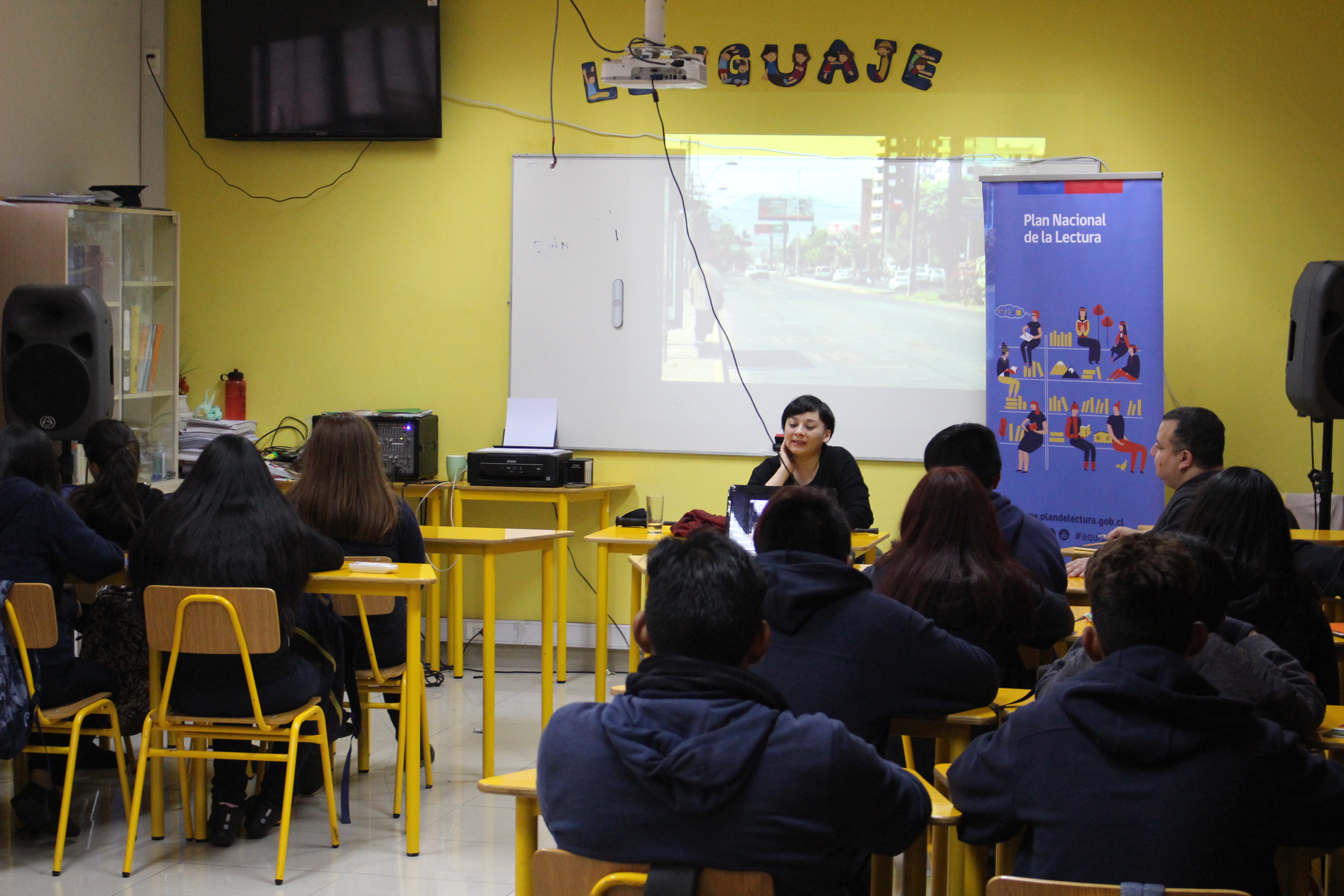Escolares de Iquique disfrutaron de la poesía urbana de Gladys González