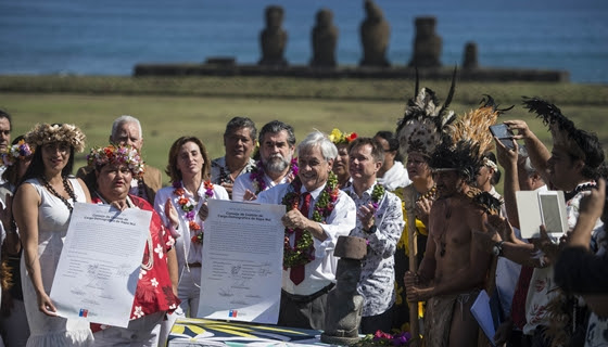 Presidente recibe a primeros turistas en Rapa Nui tras entrada en vigencia de nuevas normas de acceso a la isla