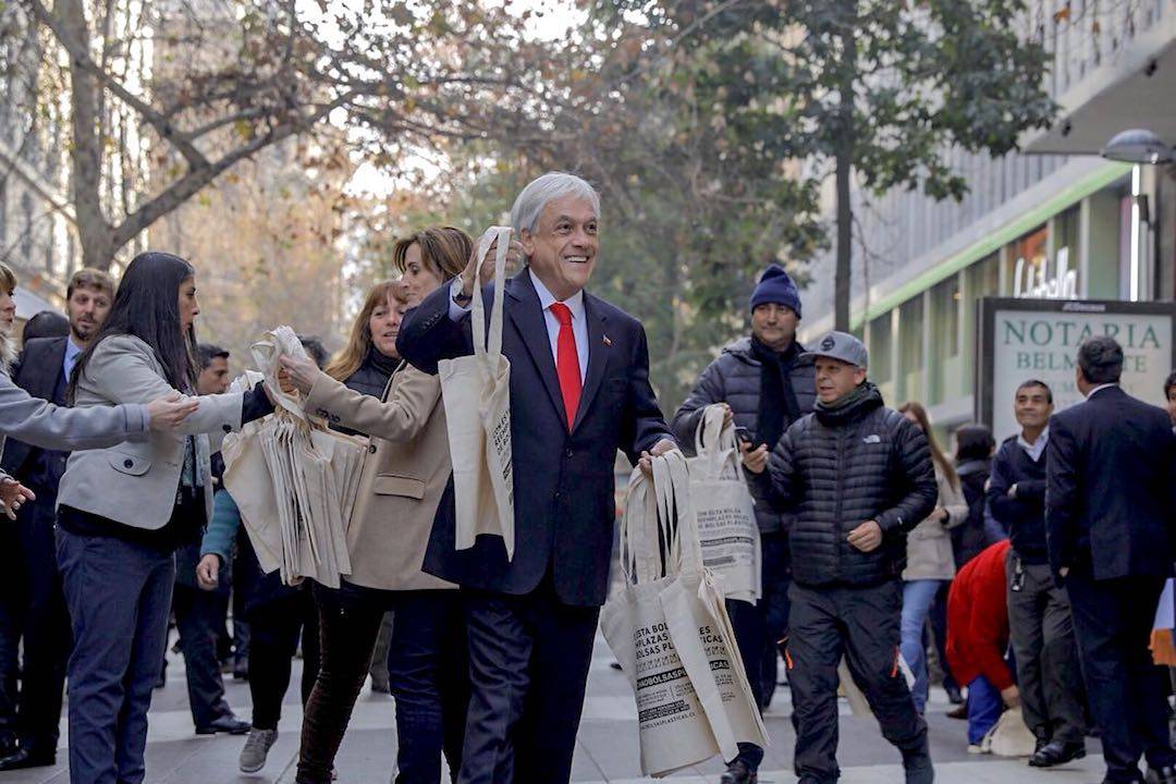 Chao Bolsas Plásticas: Hoy comienza a regir la ley que prohíbe su entrega en todo el comercio de Chile