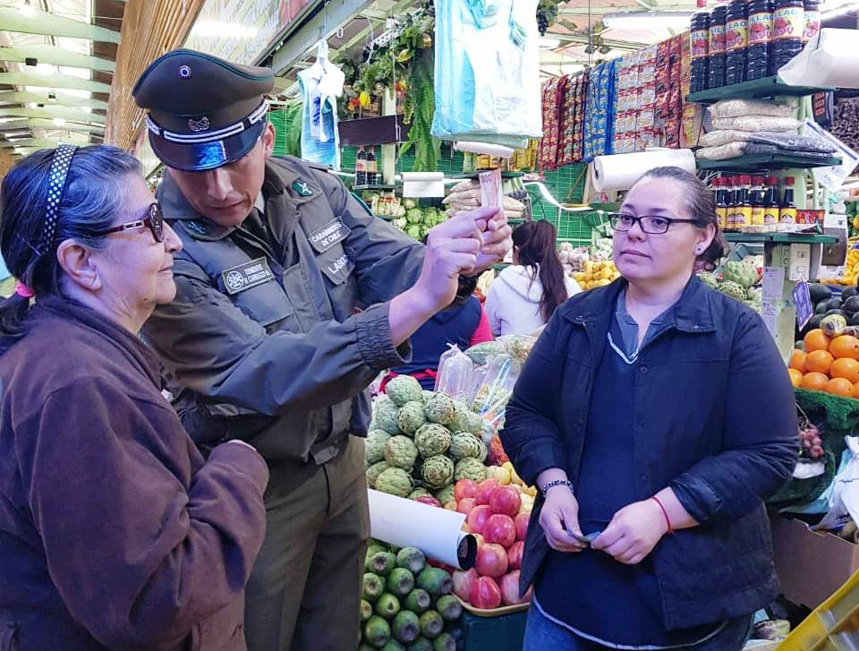Carabineros enseña a reconocer billetes para evitar ser víctimas de fraude