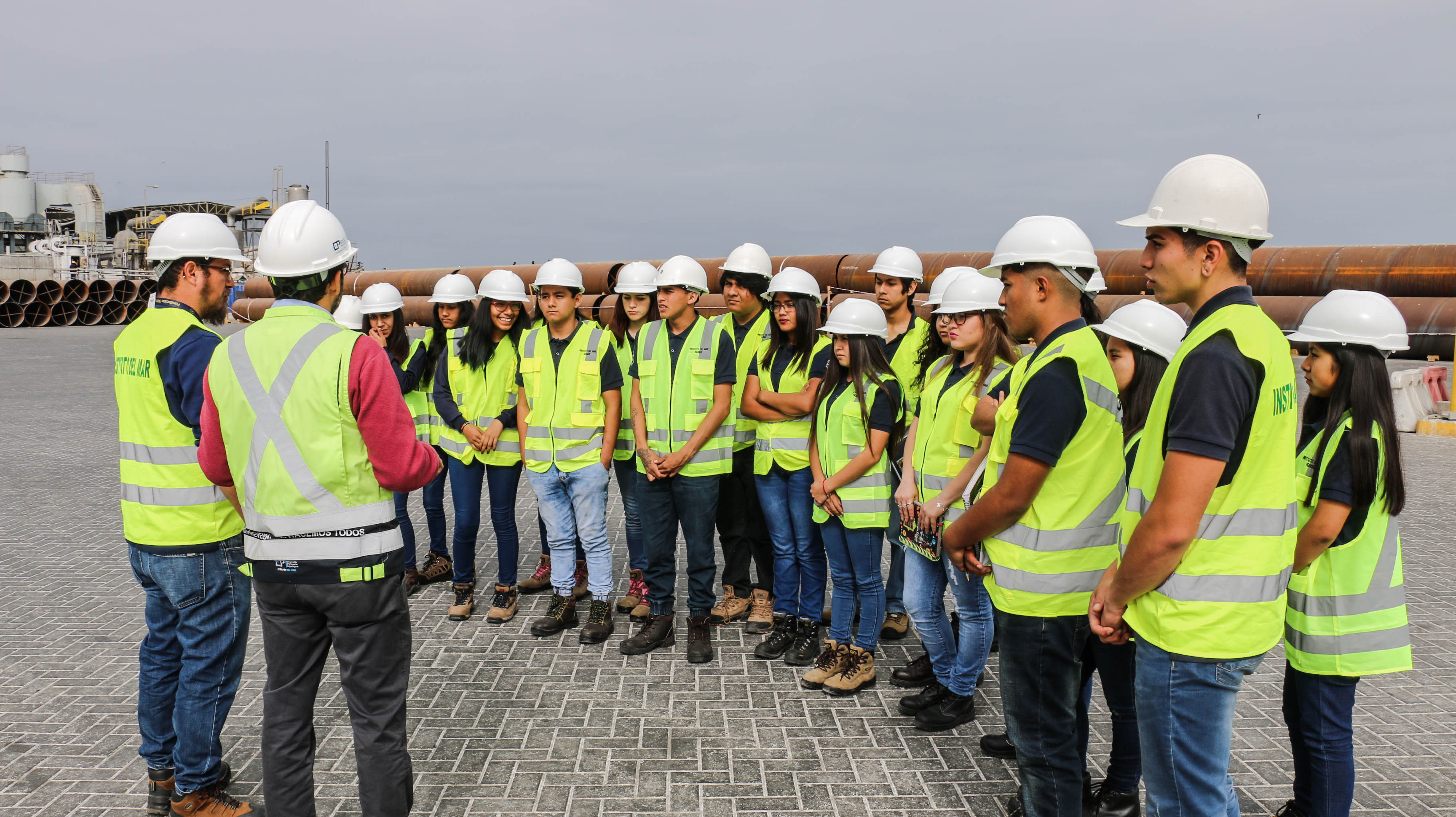 Puerto Iquique recibió visita de alumnos del Instituto del Mar