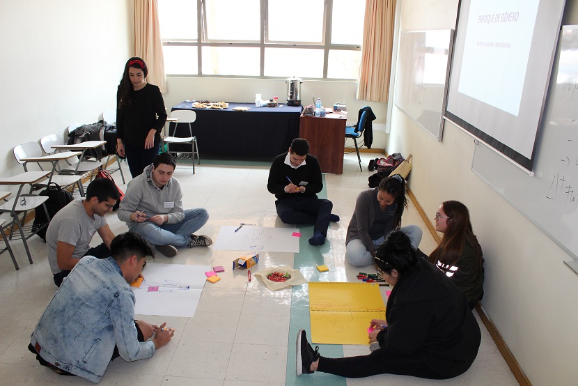 Tutores de carreras de la Universidad de Tarapacá en charla sobre perspectiva de género y equidad