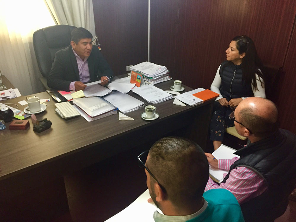 Autoridades coordinan acciones para impulsar la eficiencia energética en liceo de Huara