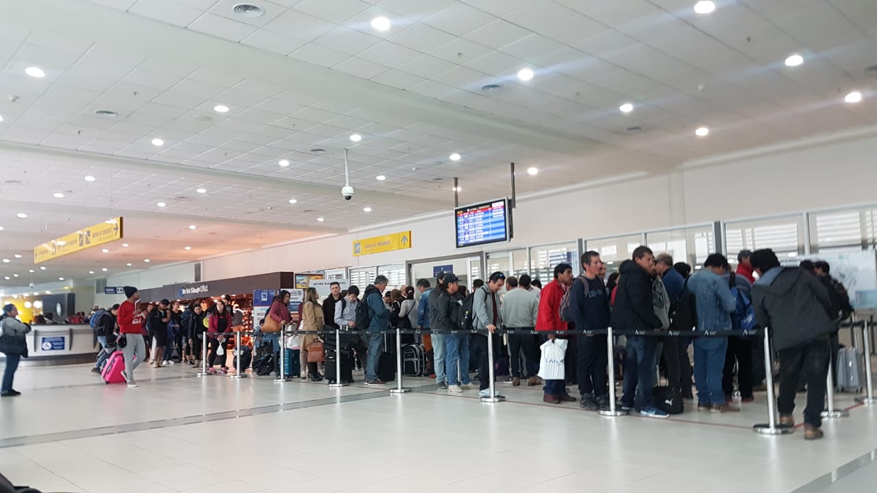 Largas y tediosas ‘colas’ en el aeropuerto de Iquique