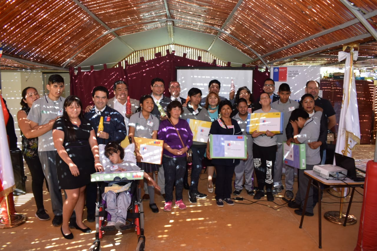 Escolares de Escuela Especial de Pica reciben computadores de JUNAEB