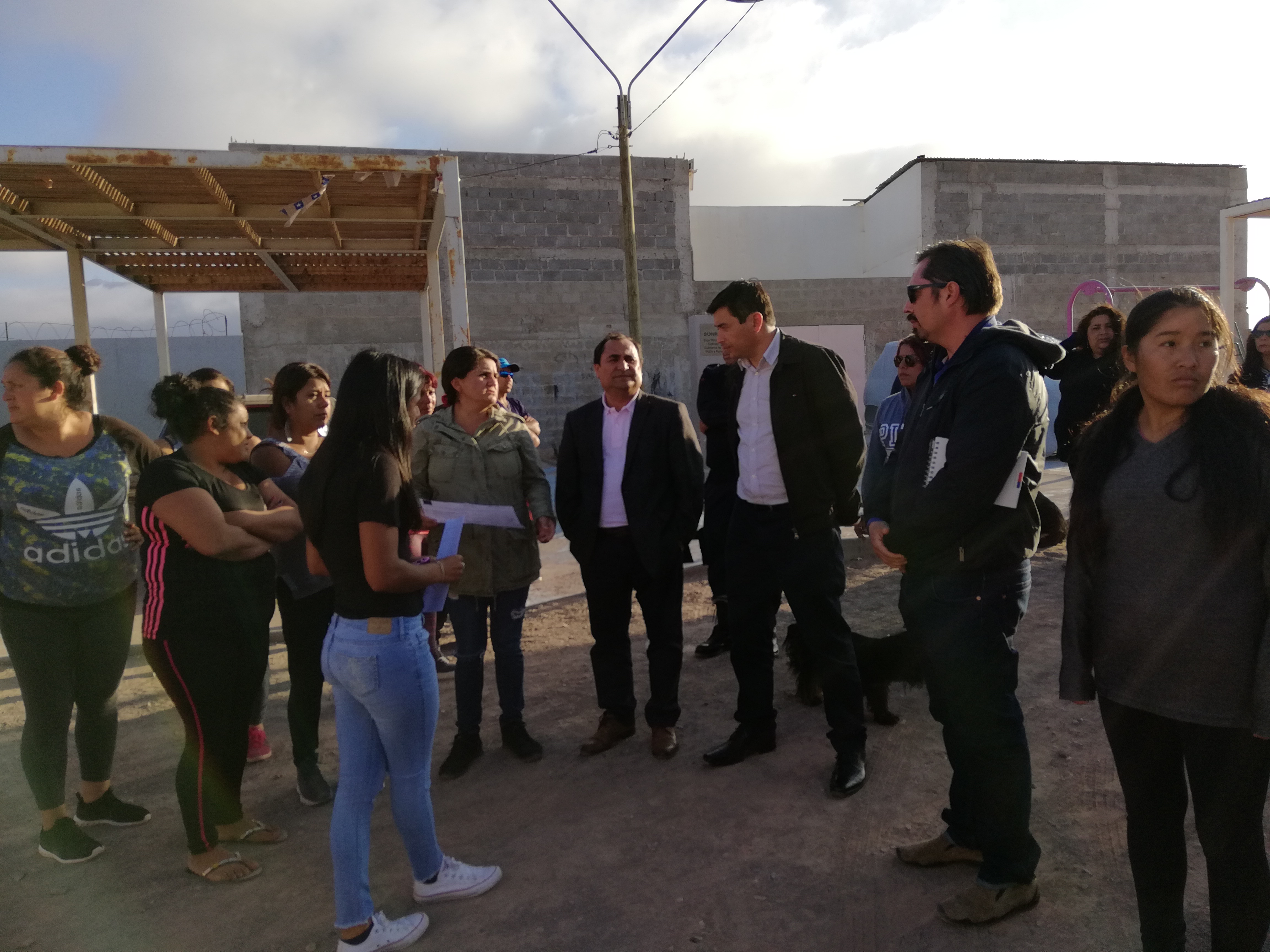 Alcalde Patricio Ferreira se reúne con vecinos del barrio transitorio “Nuestra Señora del Carmen”