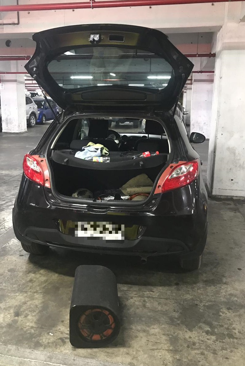 Sorprendido in fraganti robando en un automóvil