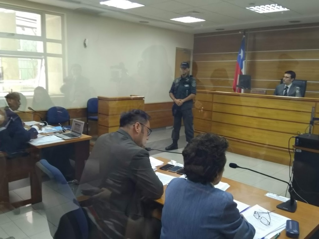 Fiscalía imputó delito de atentado contra la autoridad a sujeto que quebró vidrio de van presidencial