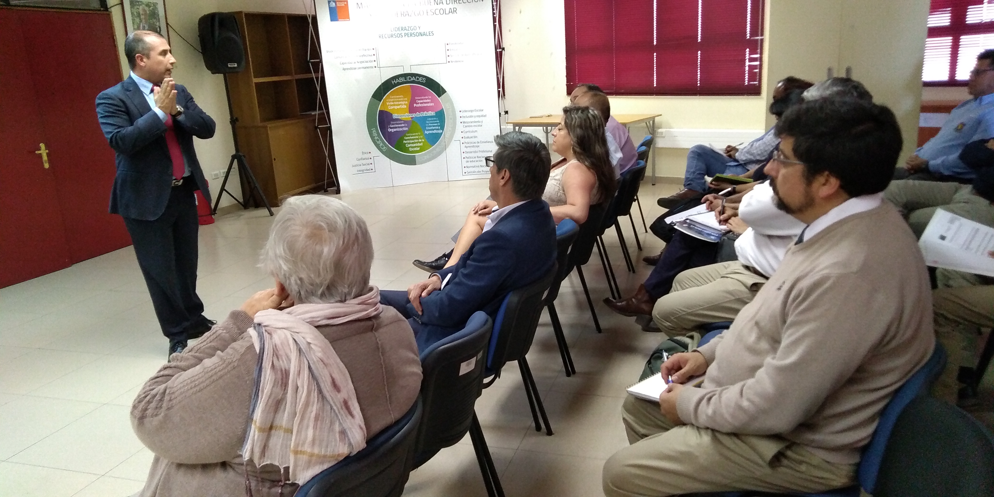 Educación orienta a sostenedores en proceso de postulación a sello Liceos Bicentenario