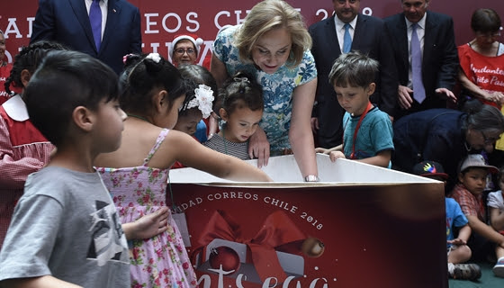 Cecilia Morel asiste a lanzamiento de campaña de Navidad de Correos donde adultos mayores  revisarán las cartas