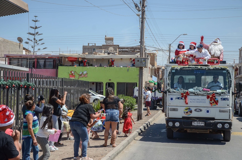 Municipalidad de Alto Hospicio inició caravana navideña con entrega de regalos a juntas vecinales