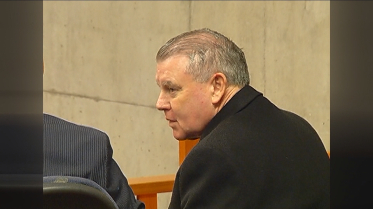 Sacerdote John O’Reilly abandona el país tras cumplir condena por abuso sexual