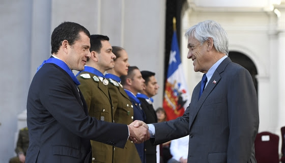 Presidente Piñera entrega condecoración a graduados de Academias Politécnicas, de Guerra y Policiales