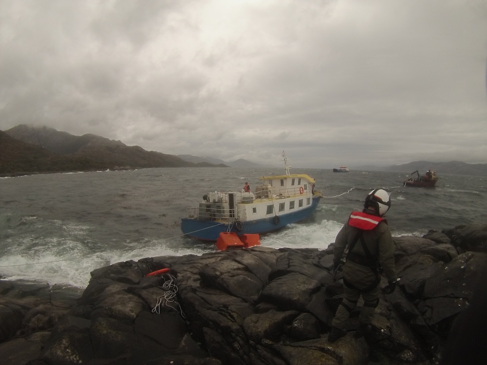 Armada rescató a 13 tripulantes desde el Estrecho de Magallanes