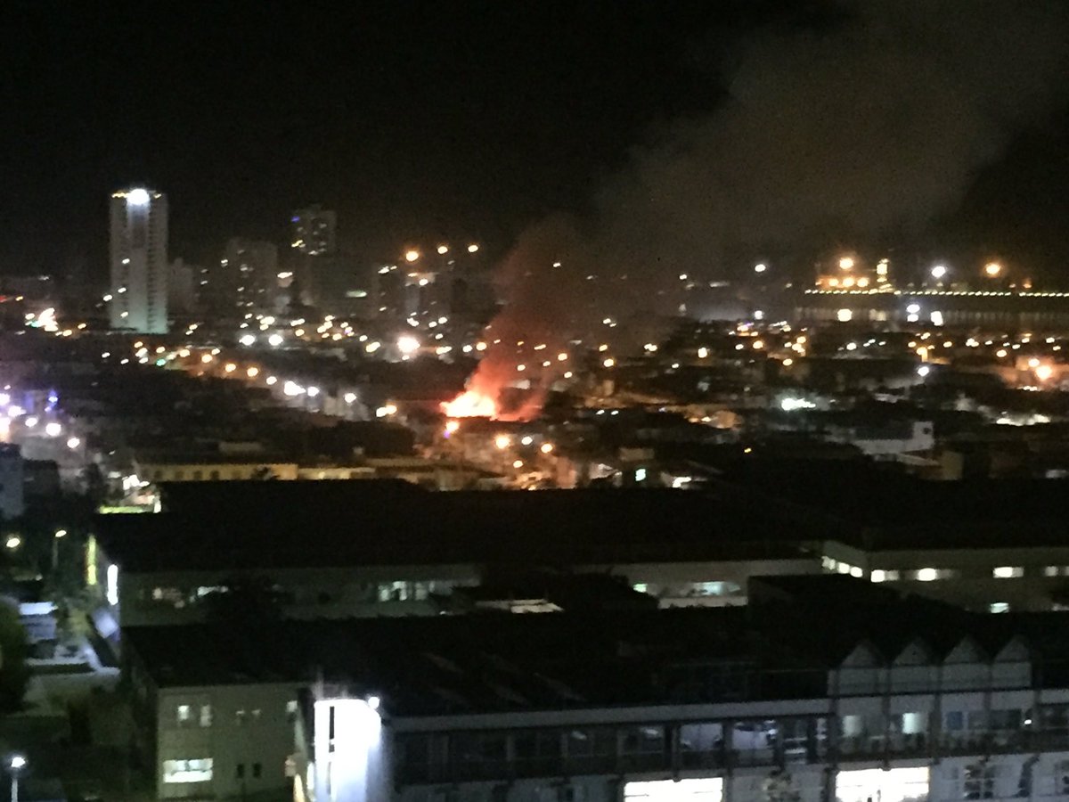 17 damnificados en incendio que arrasó 3 casas