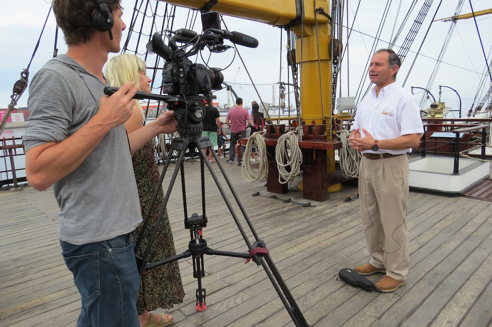 Serie de Tv europea “Invitación a Viajar” comenzó rodaje en Museo Corbeta Esmeralda