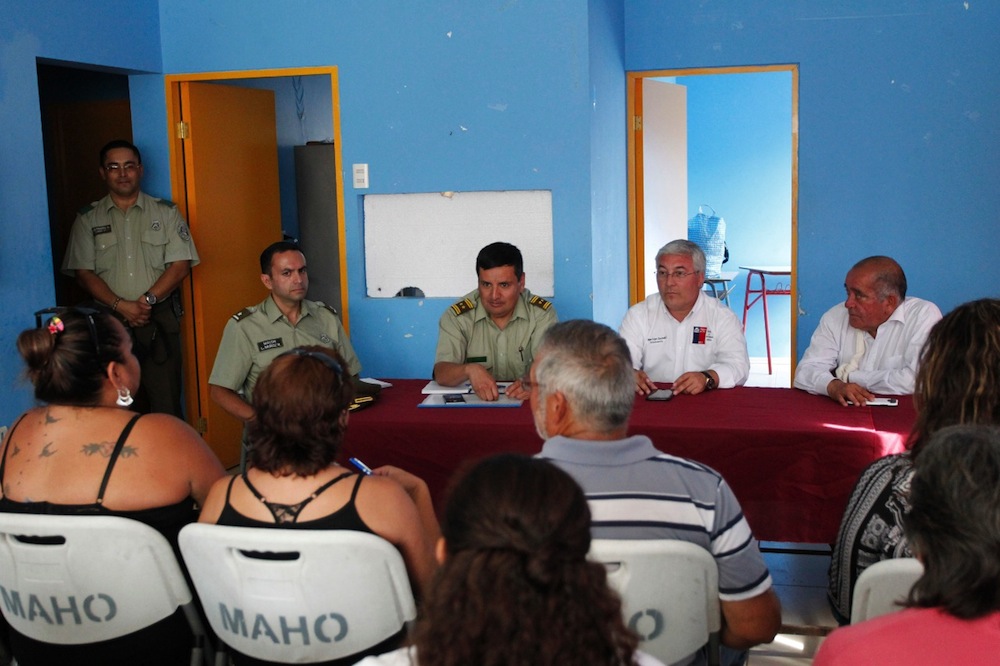 Intendente y general de Carabineros dialogaron con vecinos de Alto Hospicio sobre seguridad ciudadana