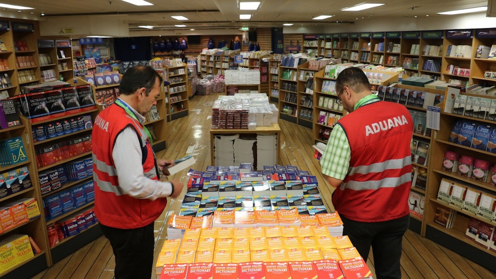 Aduanas apoya visita de buque librería