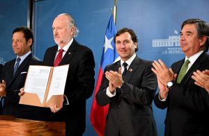 Ministro Prokurica firmó decreto para simplificar procesos que deben realizar los proveedores de la minería en su ingreso a faenas