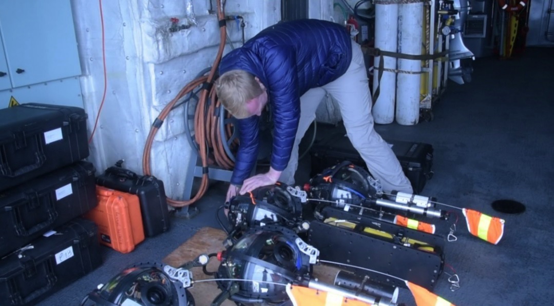 Natgeo realiza documental en la Antártica a bordo del OPV “Marinero Fuentealba”﻿