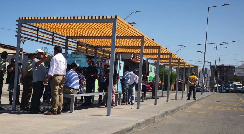 Vecinos cuentan con cómodo paradero en calle Manuel Bulnes con Genaro Gallo