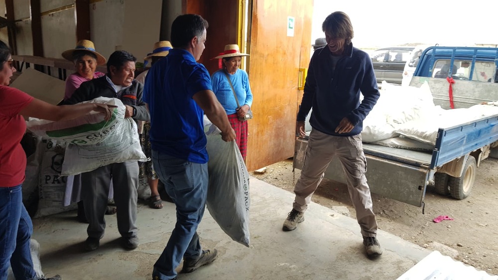 INDAP y municipio de Colchane concretan entrega de 1.400 sacos con alfalfa para ganaderos﻿