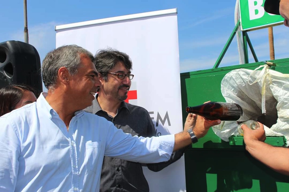 Casi tres toneladas de vidrio reunió contenedor que instaló Municipio y Coaniquem en Playa Brava