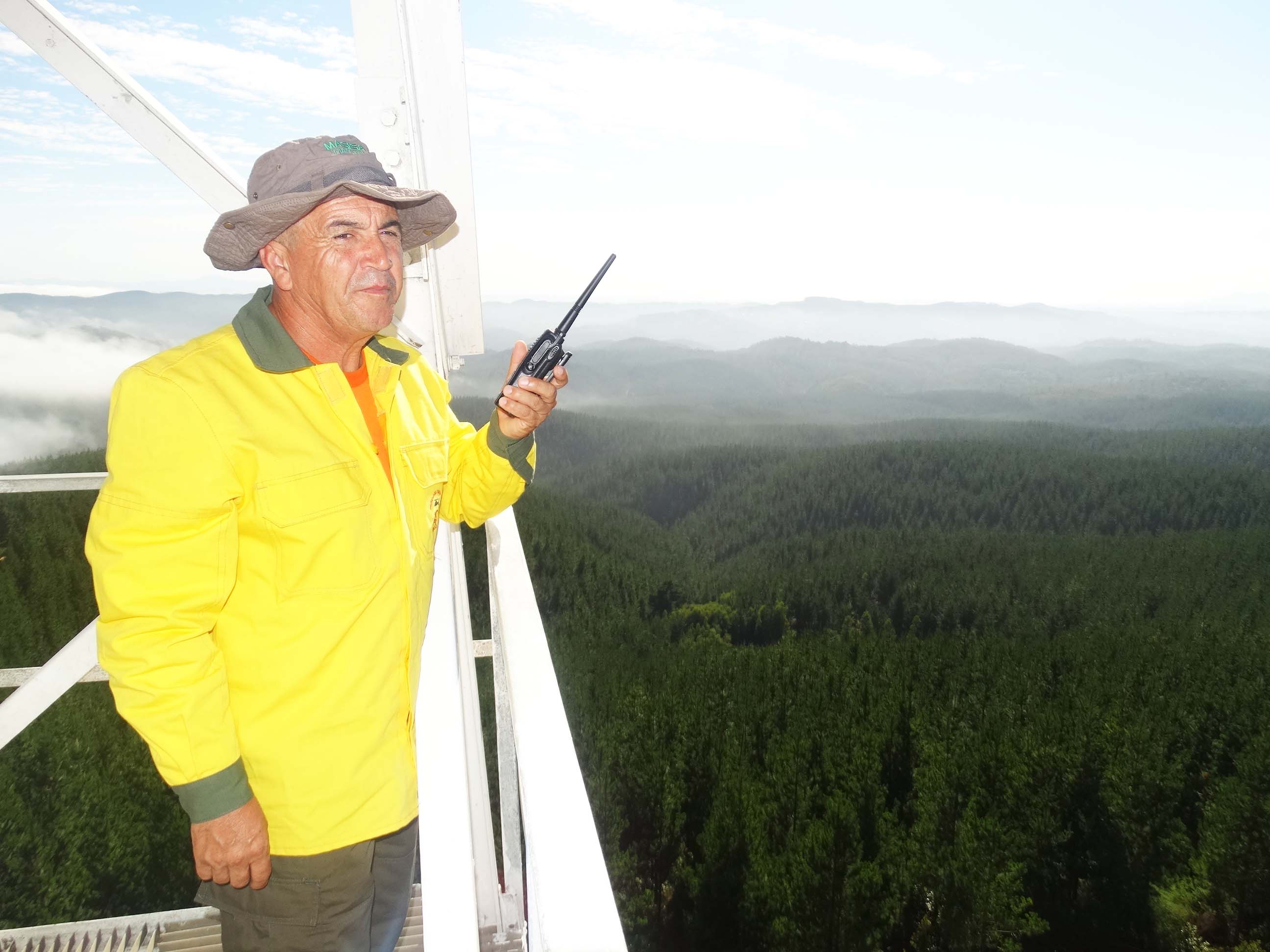 Torreros: La vital tarea de detectar los humos y alertar inicio de incendios