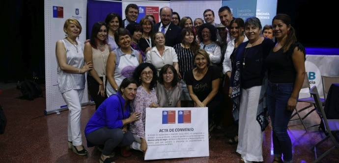 Gobierno firma convenio que apoyará a 3 mil jefas de hogar para emprendimientos