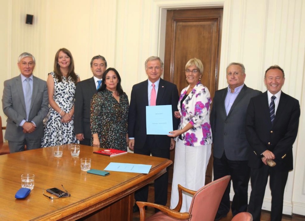 Senadores de Chile Vamos solicitan a ministro de Hacienda incorporar rentas regionales a reforma tributaria﻿