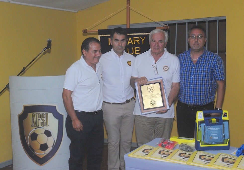 Rotary Club Iquique donó desfibrilador a la Asociación de Fútbol Senior de Iquique