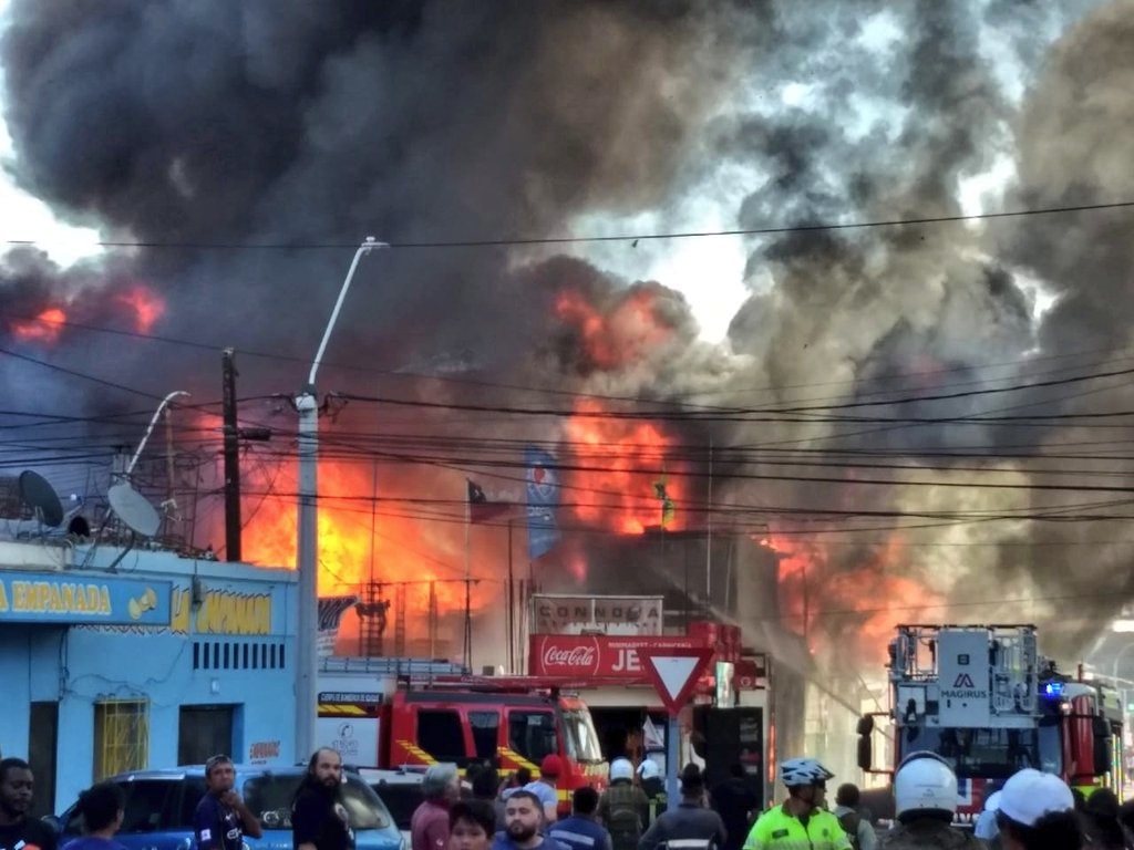 Incendio dañó varios inmuebles en calle «Manuel Tomás Thomson» con «Arturo Fernández»