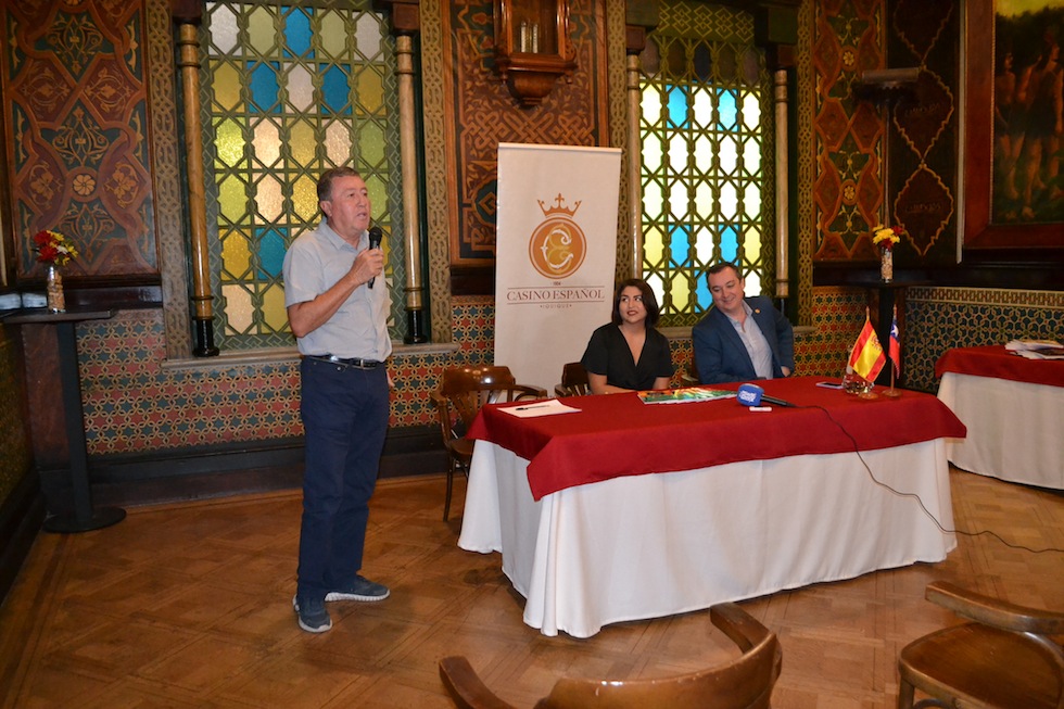 Joven escritora iquiqueña presentó su libro en Casino Español