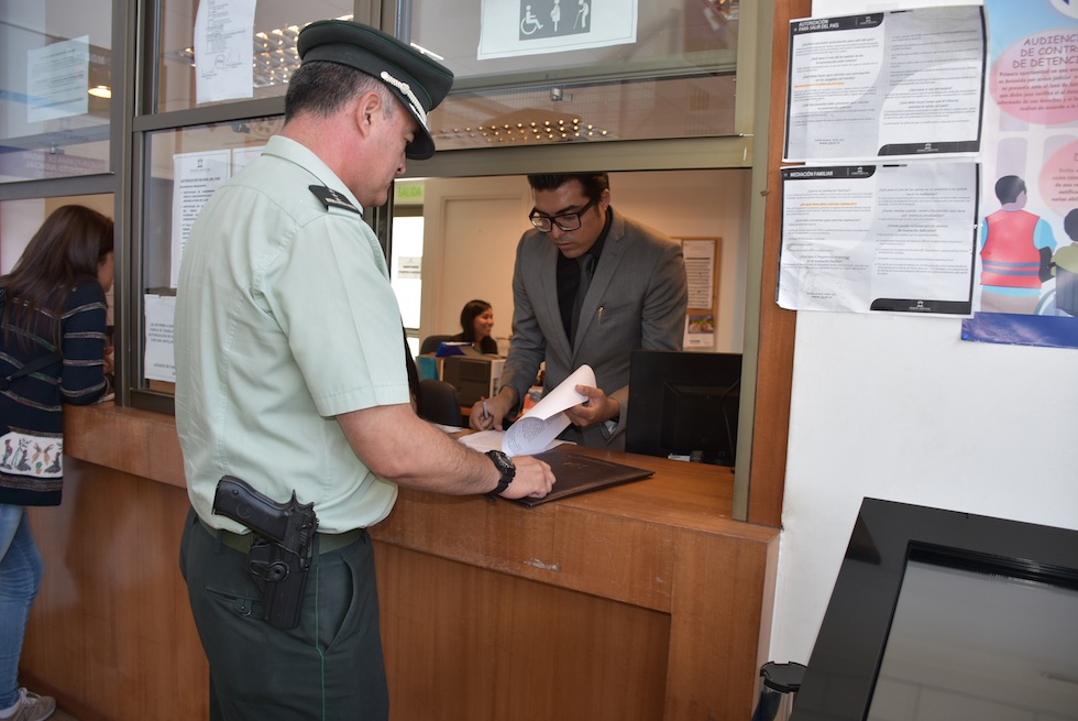 Director de Gendarmería se querelló contra dos internos
