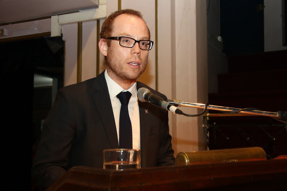 Experto asegura que el horario de invierno provoca un incremento en las cuentas de luz﻿