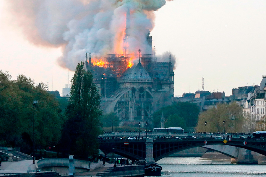 Incendio afecta a la Catedral de Notre Dame en París