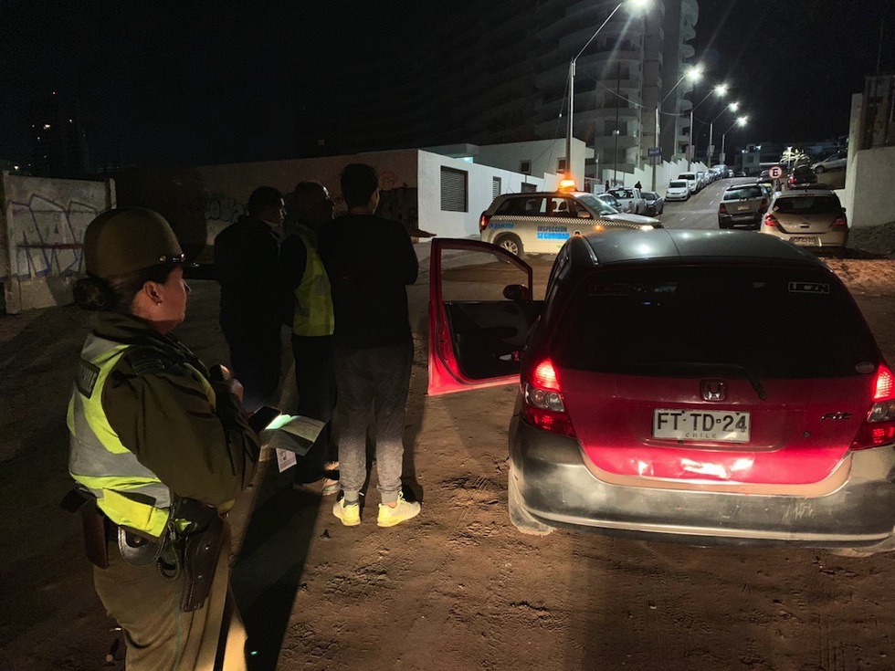 Partes por conducir sin licencia y consumo de alcohol en madrugadora fiscalización en Primeras Piedras y Huayquique