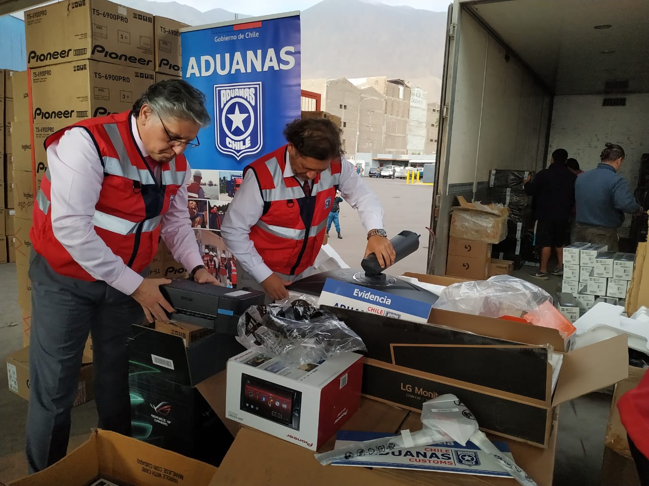 Aduanas incauta camión con millonario contrabando en Colchane