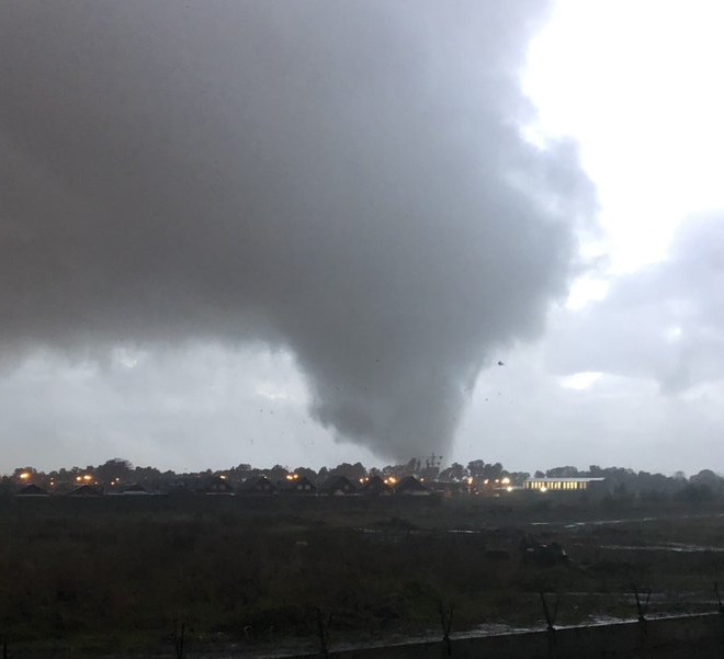 Tornado en Los Ángeles deja enorme destrucción