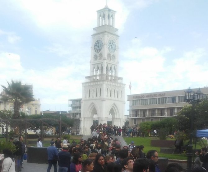 Eclipse Solar: Fuerte demanda dispara ofertas de alojamiento por internet. En Iquique ‘colas’ para solicitar lentes