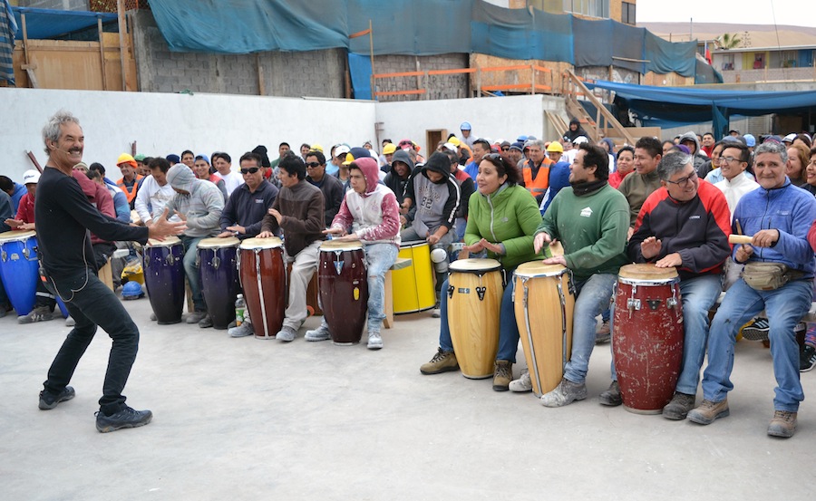 En plena obra trabajadores de la construcción de Iquique dan vida a intervención cultural
