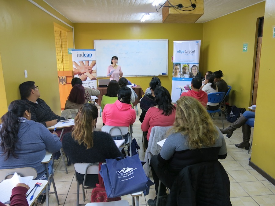 Iniciativa de Teck: Programa “Elige Crecer” capacita a participantes de Iquique, Alto Hospicio y Pica como ayudantes de cocina