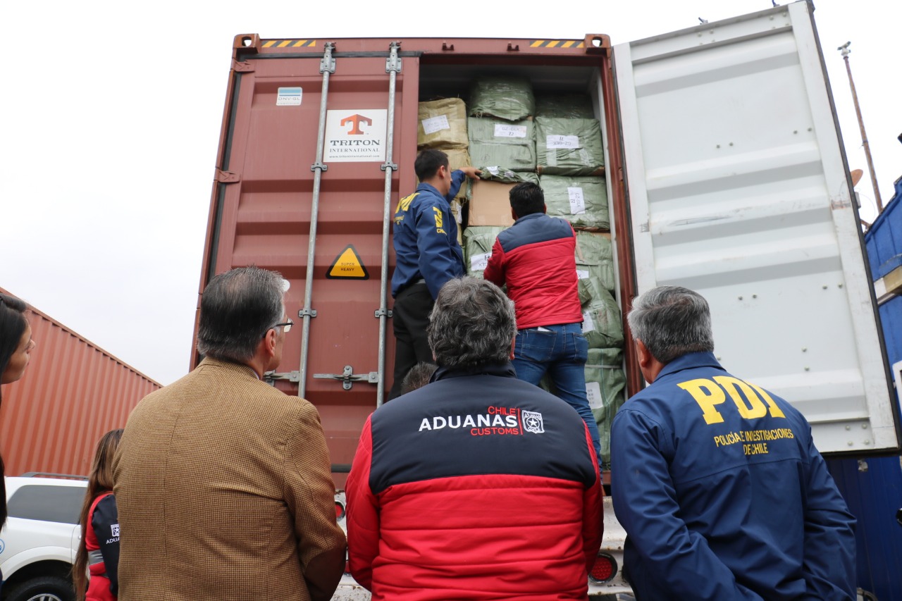 Aduanas y PDI incautan dos contenedores con mercancías falsificadas