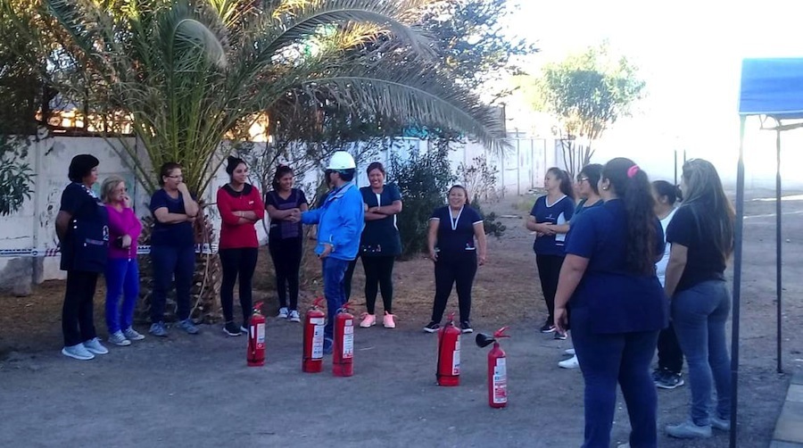 Capacitan a equipo de jardín infantil de La Tirana en manejo de extintores y control de incendio