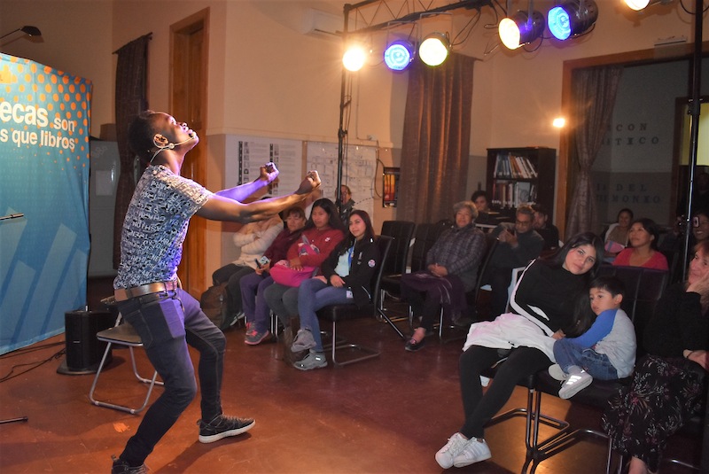 En Huara la música y literatura aportaron su mensaje de inclusión con los migrantes